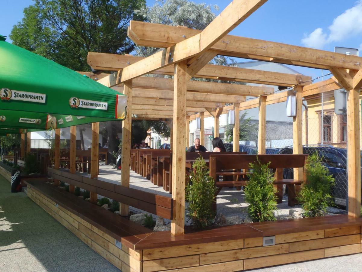 Victoria - Penzion & Restaurant Zvolen Bagian luar foto